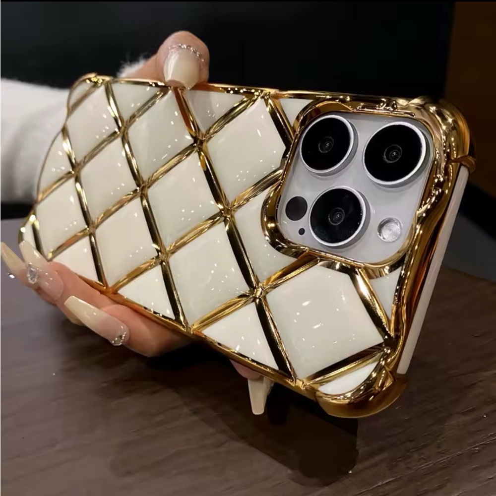 iPhone 15 Pro Max Elegant Gold & White Quilted Phone Case with Metallic Accents